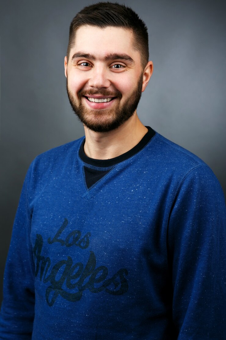 apuesto-hombre-alegre-sueter-azul